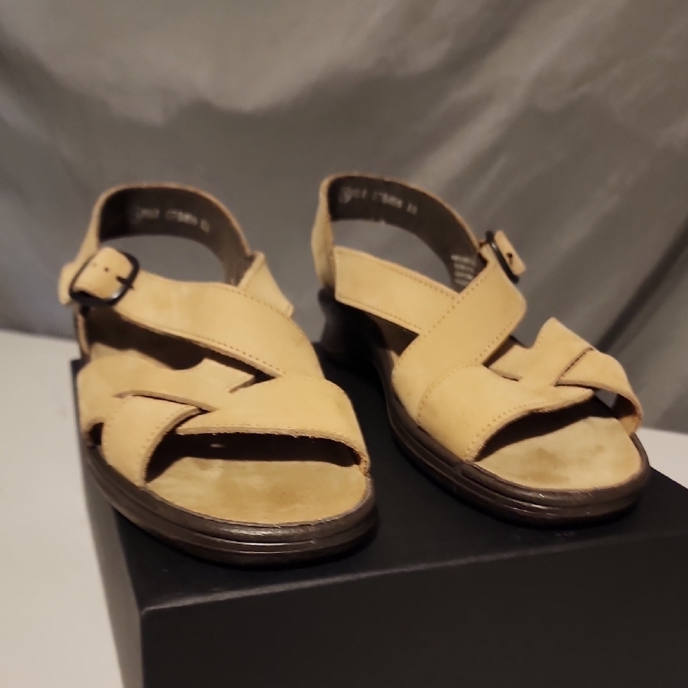Clarks Women's Tan Cross-Strap Sandals - Picture 8 of 9